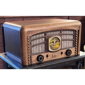 Detail dřevěného rádia Vanishing Radio 2000 z ořechu a buku