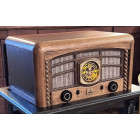 Detail dřevěného rádia Vanishing Radio 2000 z ořechu a buku